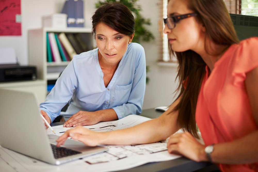 Serviços 2 two women consulting data computer